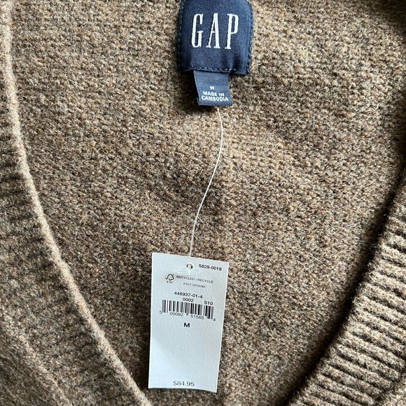 Beautiful cropped-ish cardigan from GAP - Picture 2 of 5
